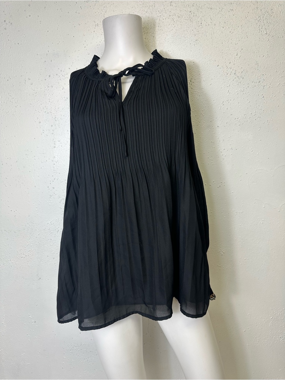 SPENSE BRAND BLACK BLOUSE SIZE MEDIUM W Embroidery On Sleeve Pleated Long Sleeve